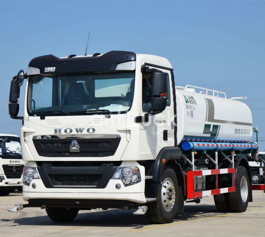 The HOWO 4X2 Water Tanker Truc